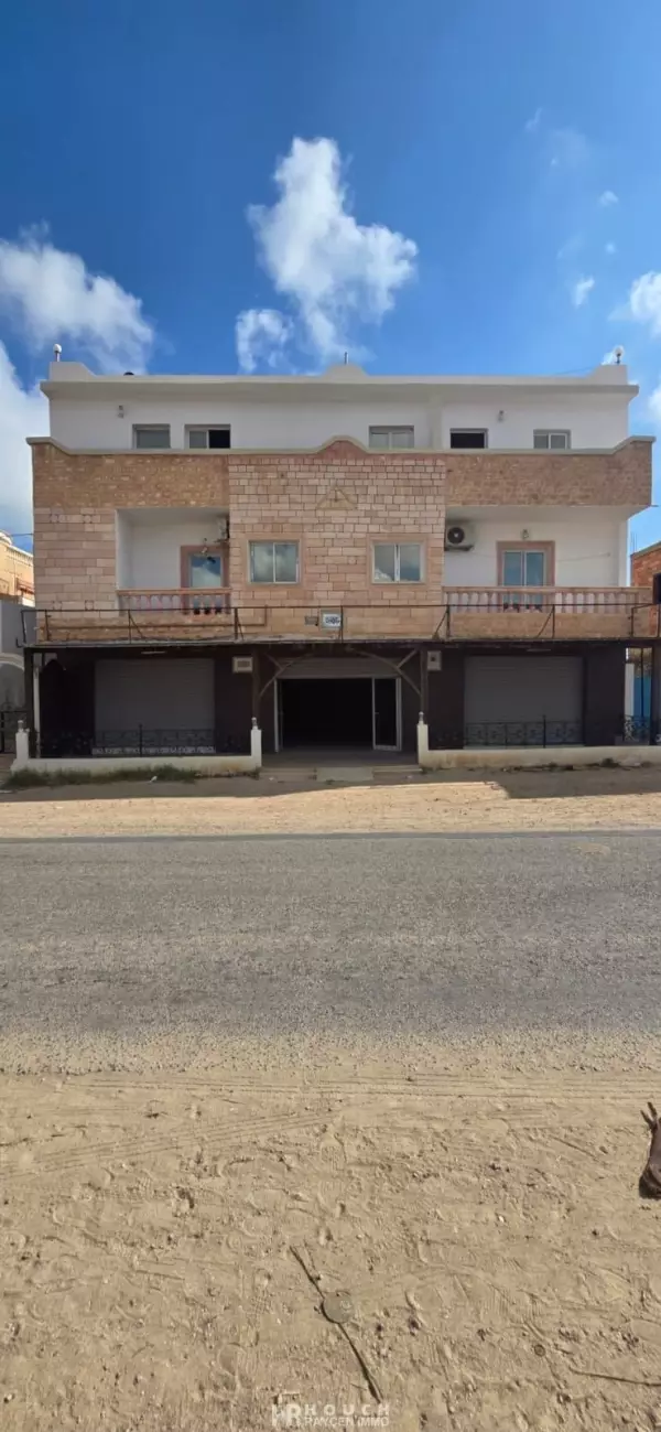 Local Comercial + DES APPARTEMENTS 4 S+2 ET 1 S+1