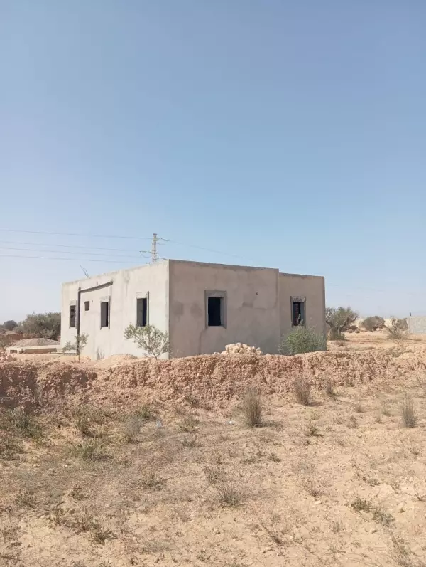 Terrain agricole avec maison inachevée à Khnensa, Ajim